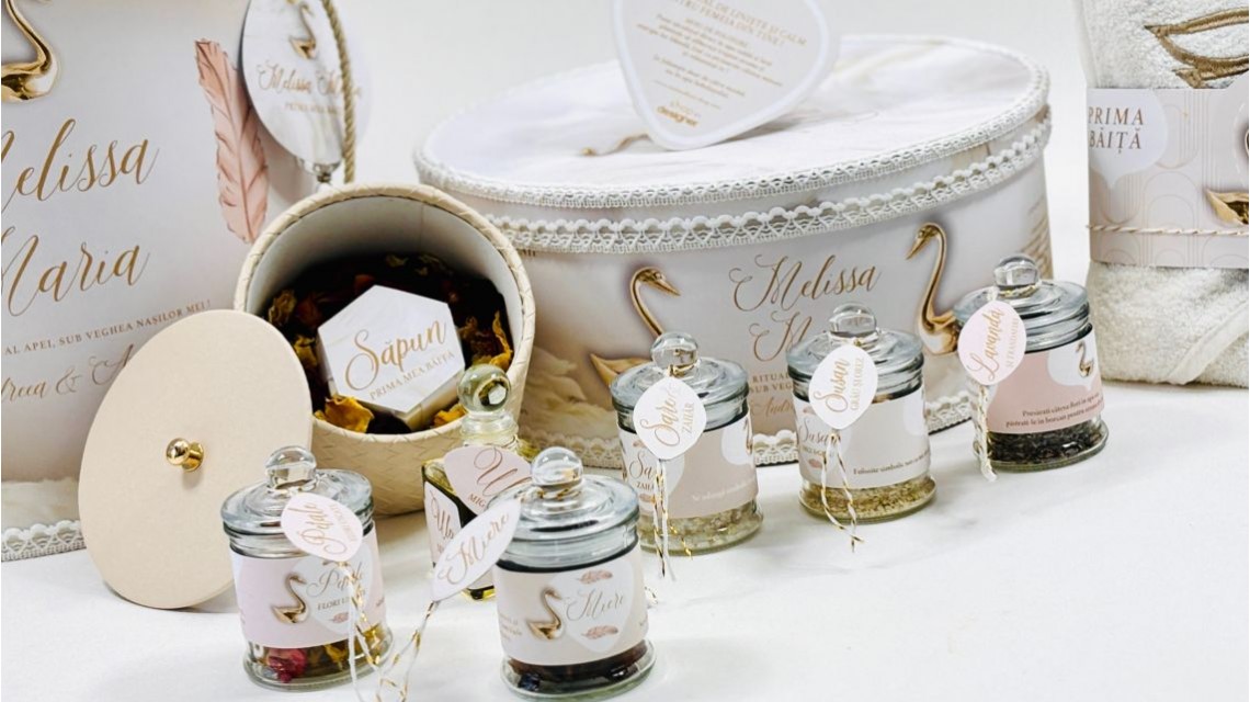 SET PRIMA BĂIȚĂ DUPĂ BOTEZ Ritualul blând al apei vegheat de nași Swan Feather 50